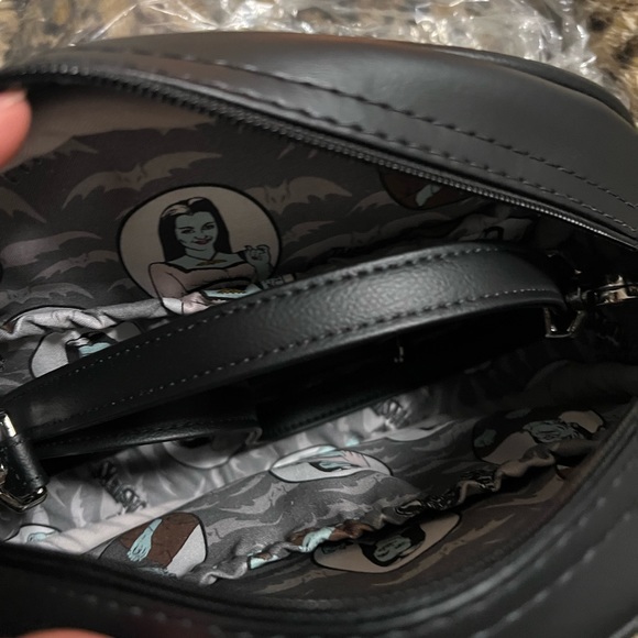 SOLD * New Bat mouth Pumpkin Black and Iridescent Purple/Plum LPS bag - Picture 3 of 3